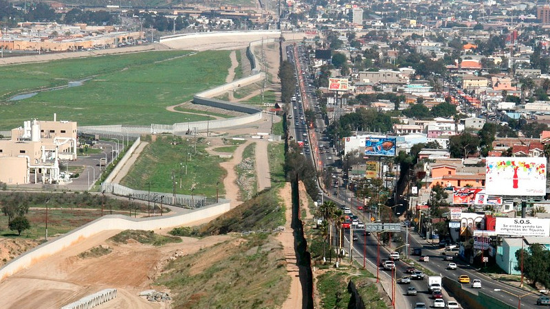 Cierra EEUU frontera entre Arizona y Sonora para frenar cruce de migrantes irregulares 