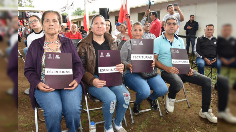 Con escrituras, IVEM brinda certeza jurídica a 300 familias uruapenses
