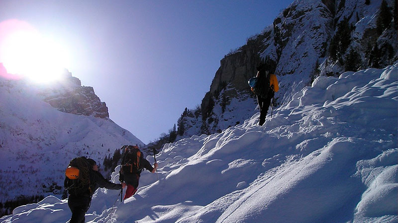 Buscan a dos adultos y un menor que se extraviaron en el Nevado de Colima 