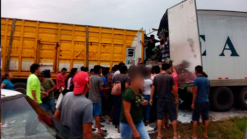 Tras volcadura de tráiler en la Córdoba-Veracruz, saquean cajas de leche  