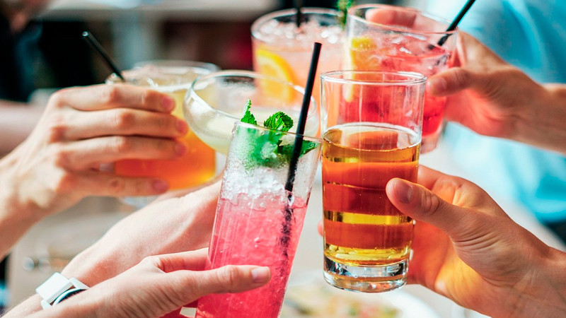 Recomienda OMS aumentar impuestos en bebidas alcohólicas y azucaradas 