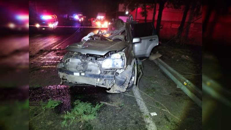 Identifican a los tres muertos del accidente en Tingüindín, Michoacán  