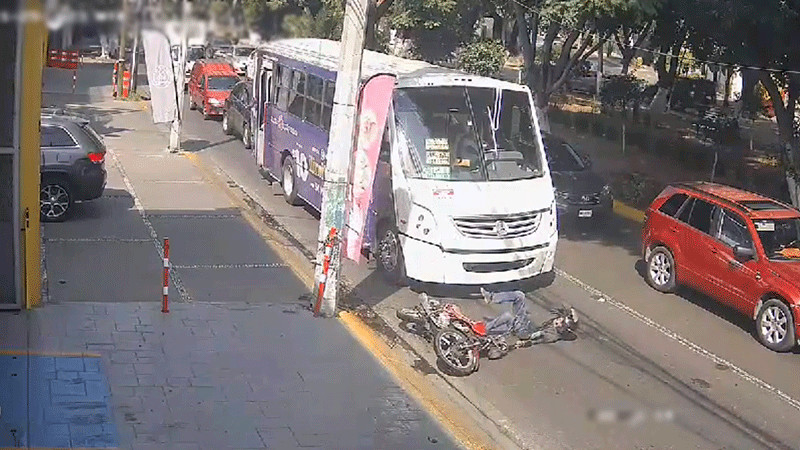En Ciudad de México, autobús atropella a motociclista luego de que este se cayera de su vehículo 