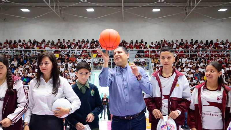Entregan Nacho Campos y Gabriela Molina 12 mil pares de tenis a alumnos de secundaria en Uruapan