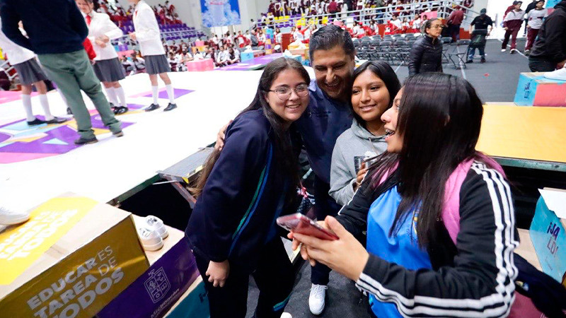 Entregan Nacho Campos y Gabriela Molina 12 mil pares de tenis a alumnos de secundaria en Uruapan