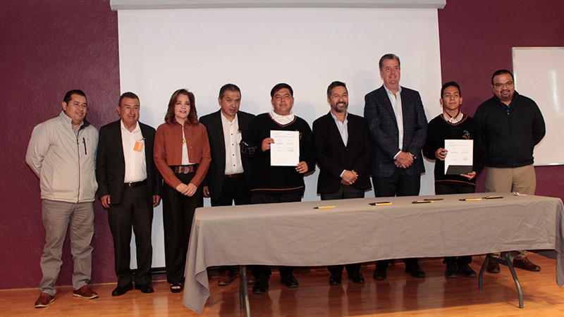 Cecytem incorpora estudiantes a empresa Knotion bajo modelo dual 