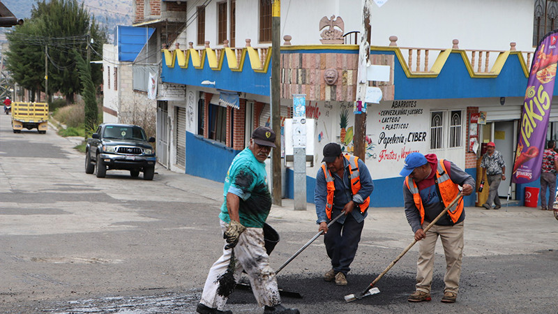 Se realizaron trabajos de bacheo en la salida a Agostitlán, del tramo circuito sur a los Pinitos en Ciudad Hidalgo
