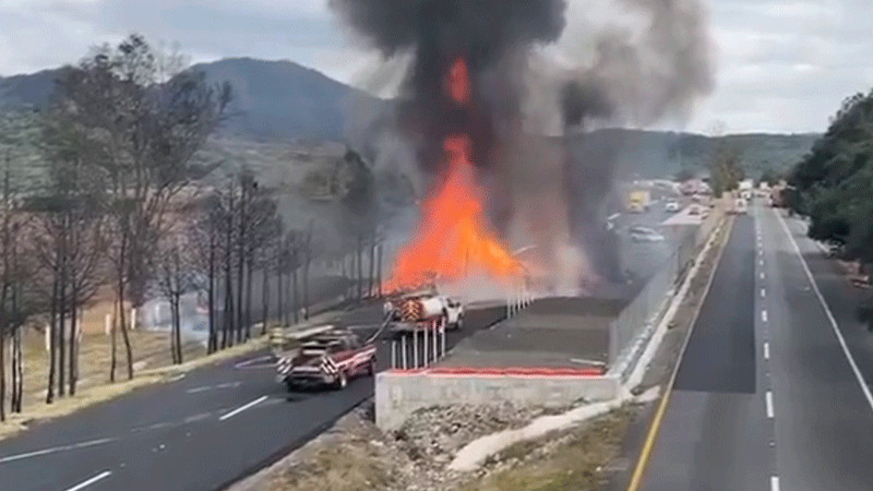 Accidente cerca de la caseta de Zinapécuaro termina con tráiler en llamas 