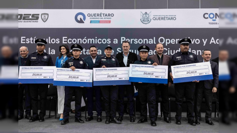 Gobernador de Querétaro entrega estímulos económicos a policías  