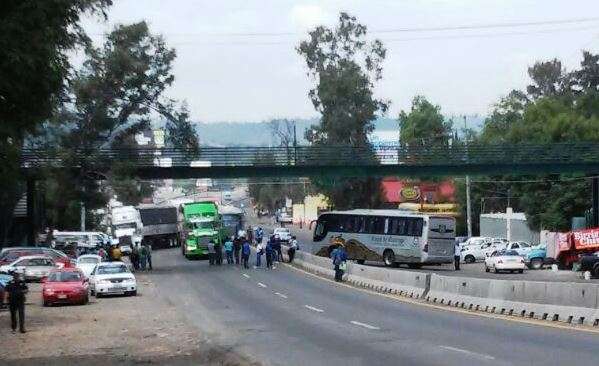 Liberan normalistas la salida a Pátzcuaro, en Morelia 