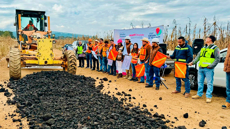 Araceli Saucedo Reyes da arranque de obra del libramiento alterno de Opopeo que conectará con la cabecera municipal