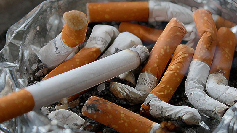 Australia obligará a poner mensajes sobre riesgos de fumar en cada cigarrillo 
