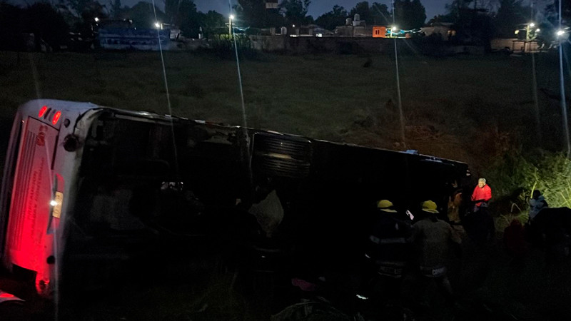 Vuelca autobús de pasajeros sobre carretera a Chapala; hay 11 heridos 