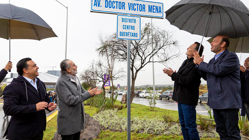 Reconocen Trayectoria del Empresario Víctor Mena con Develación de Placa   