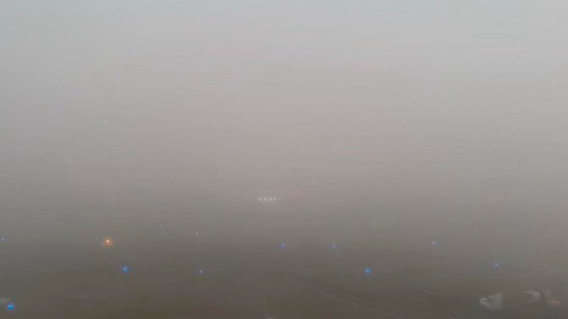 AICM suspende vuelos y aterrizajes por banco de niebla densa  
