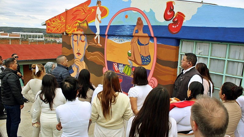 Expresan internas del penal David Franco Rodríguez sus sentimientos con arte, en tres murales de Charo 