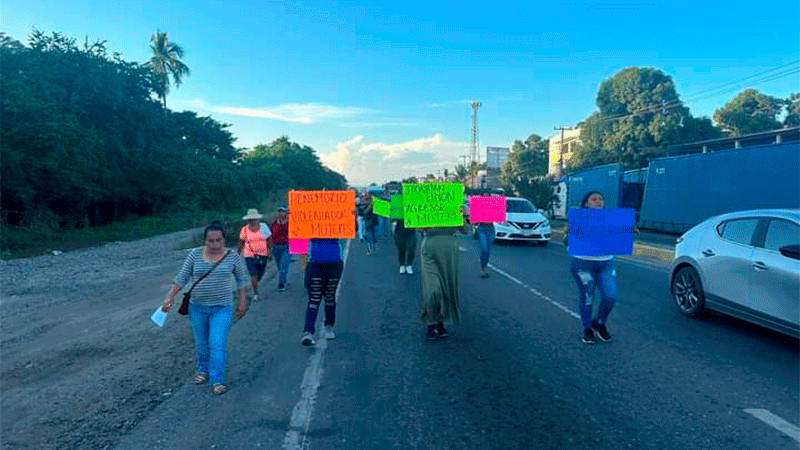 Padres de familia marchan para exigir a autoridades solución en la Escuela 12 de Octubre en Lázaro Cárdenas 