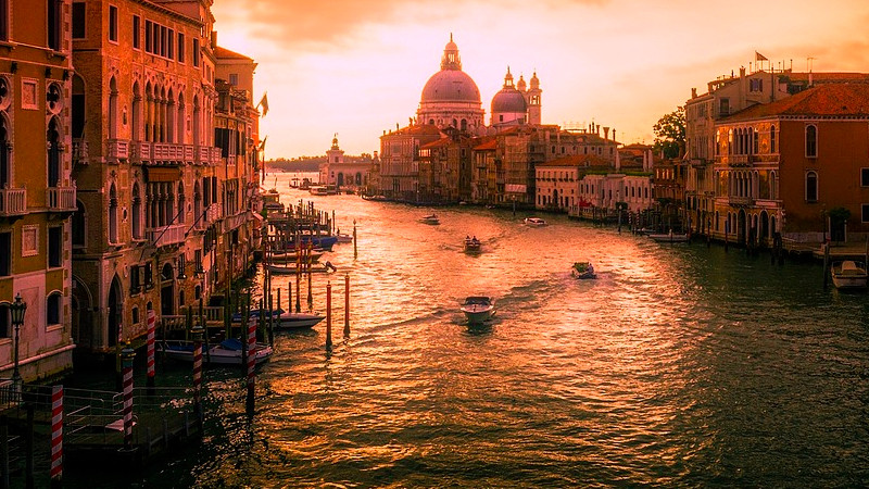 Activistas climáticos tiñen de verde ríos en Roma, Milán y el Gran Canal de Venecia 