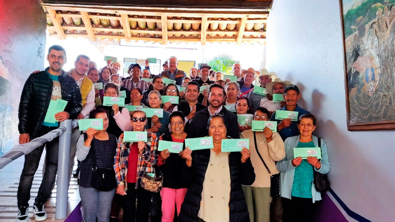 Semigrante entrega casi 100 visas a adultos mayores de Sahuayo, Jiquilpan y Marcos Castellanos