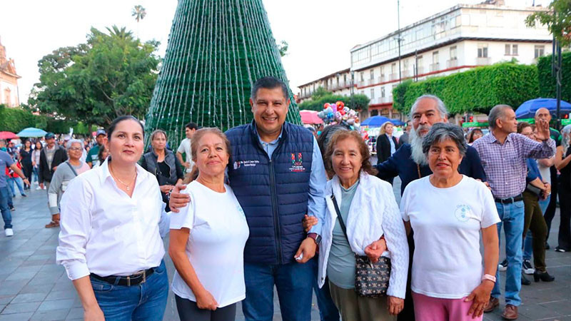 Gran ambiente se vivió durante el Baile de Salón en Familia, en Uruapan