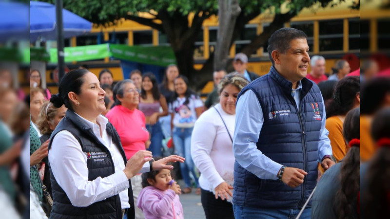 Gran ambiente se vivió durante el Baile de Salón en Familia, en Uruapan