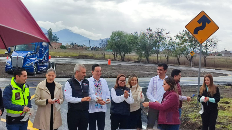 Inaugura Bedolla patio de maniobras para autotransporte federal en Icatmi Zamora 
