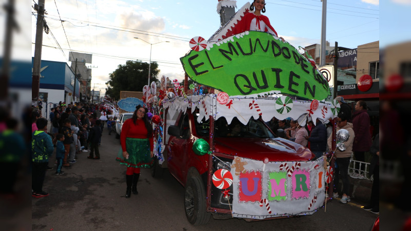 Téllez Marín y Graciela Guzmán encabezaron la caravana navideña y el encendido del monumental árbol navideño