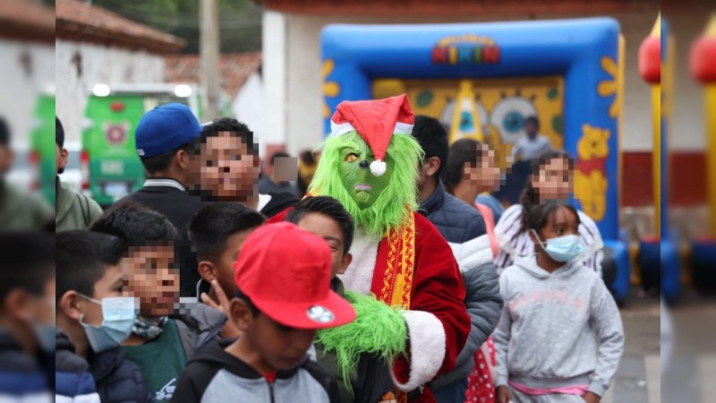 Santiago Undameo se llena de fiesta con Posada Navideña