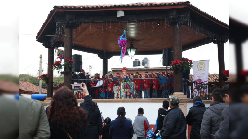 Santiago Undameo se llena de fiesta con Posada Navideña