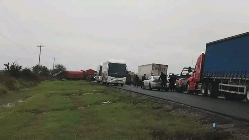 Carretera Reynosa-San Fernando es bloqueada con vehículos pesados  