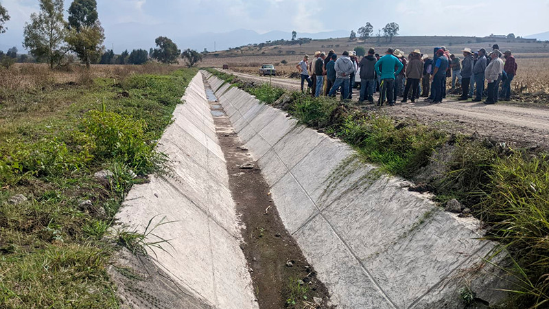 Apoya Sader el revestimiento de canal de riego en Indaparapeo