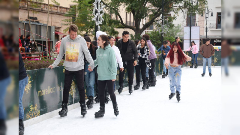 15 mil personas ya disfrutaron de la pista de hielo del Ayuntamiento de Morelia