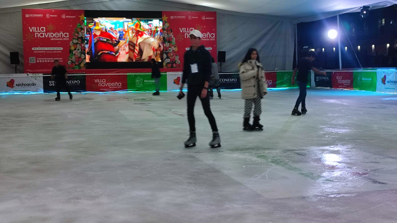 A través de turnos, se agilizará espera en pista de hielo de la Villa Navideña de Michoacán: Roberto Monroy