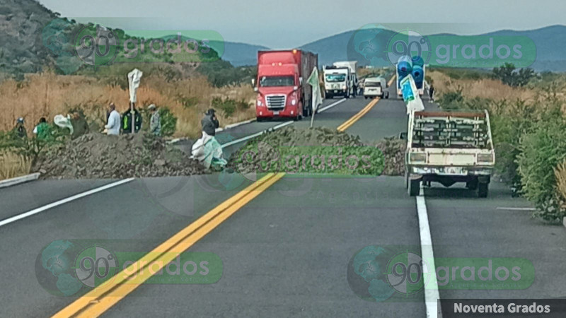 Criminales usan maquinaria pesada para destrozar carretera en Cuatro Caminos, Michoacán 