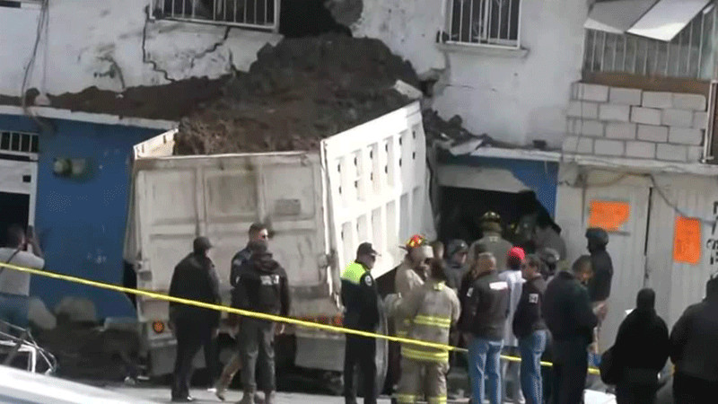 Camión de volteo se queda sin frenos: arrolla a dos personas y se impacta en fachada de casa en Tultitlán 