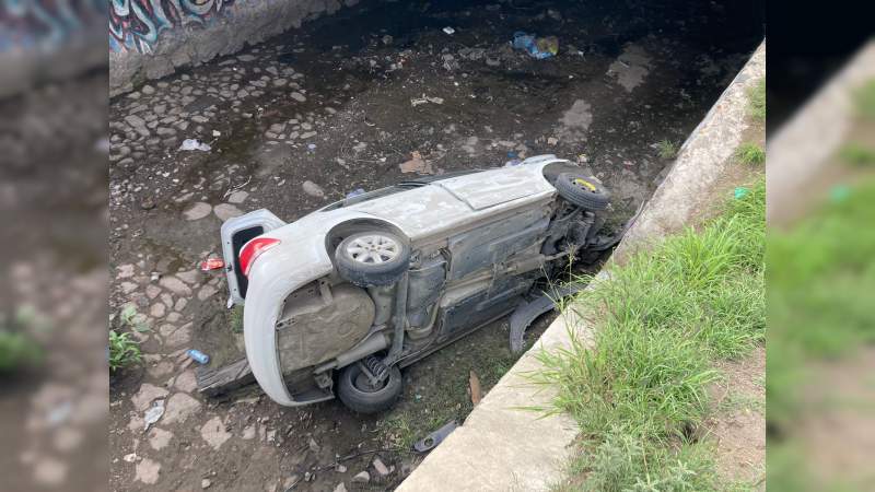 Se reporta volcadura de un automóvil en la autopista 57 México- Querétaro 