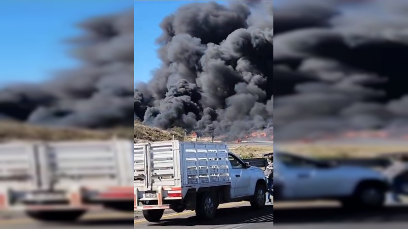 Vuelca pipa con combustible y provoca megaincendio en la autopista Orizaba - Puebla 