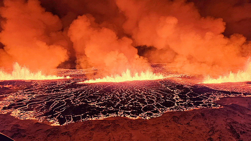 Captan erupción volcánica en Grindavik, Islandia; expertos preveían el fenómeno 