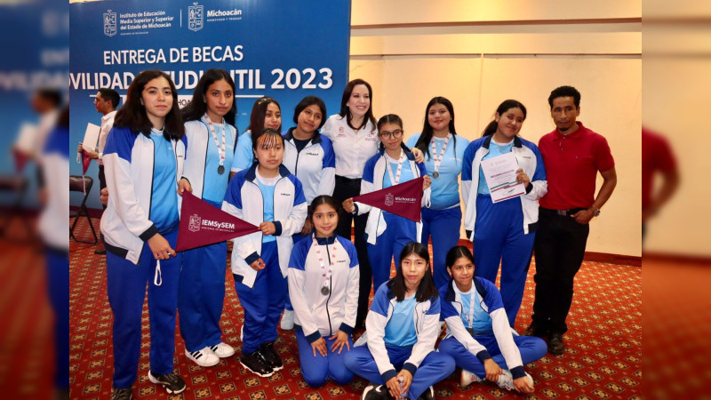 Michoacán entrega apoyos a 75 estudiantes para realizar estadías en el extranjero