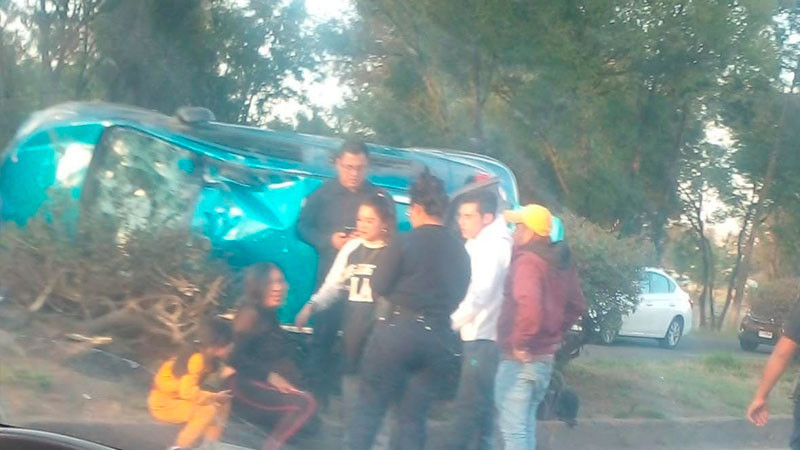Familia resulta herida al accidentarse con su vehículo en Morelia, Michoacán  