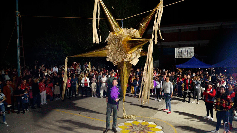 Piñata monumental, aguinaldos y antojitos, en posadas del DIF de Morelia 