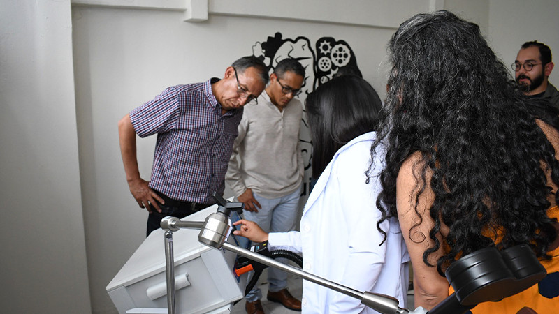 Equipa Salud Michoacán a Hospital Psiquiátrico con máquina para tratamientos de salud mental 