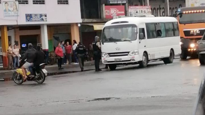 Secuestran a tres niños y un padre de familia en un autobús escolar en Ecuador 