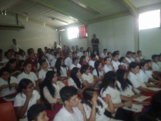 Conferencias en el COBACH Apatzingán sobre adicciones y prevención del embarazo 