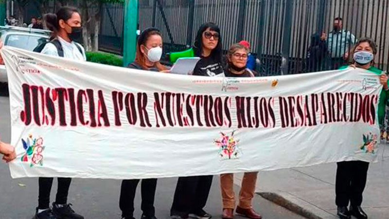 Madres buscadoras protestan en Palacio Nacional contra Censo de Personas Desaparecidas 