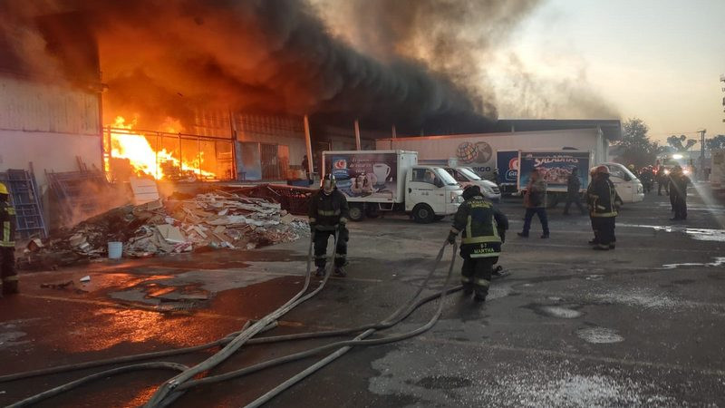 Reportan incendio en fábrica de Gamesa; hay al menos 17 autos calcinados 