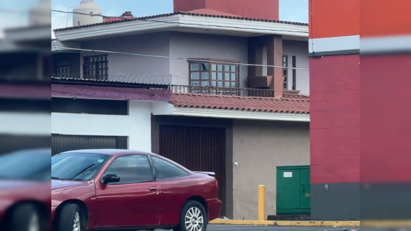 A unas horas de Nochebuena asesinan a motociclista a balazos afuera de Auto Zone, en Uruapan 