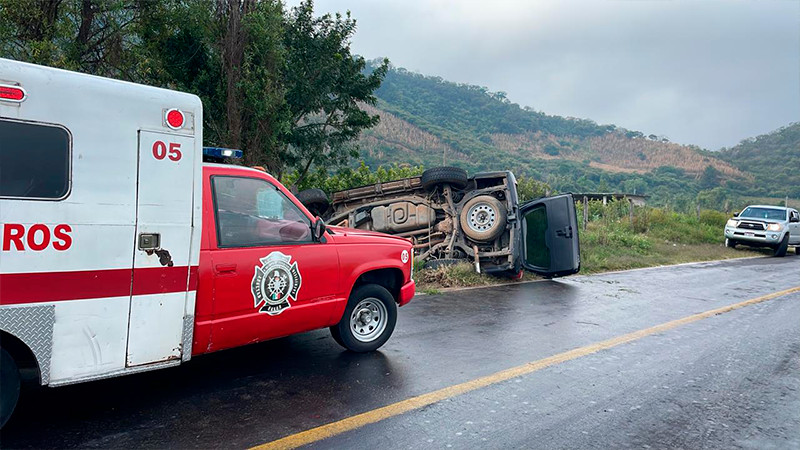 Atienden bomberos de Zitácuaro, Michoacán volcadura de vehículo, no hubo heridos