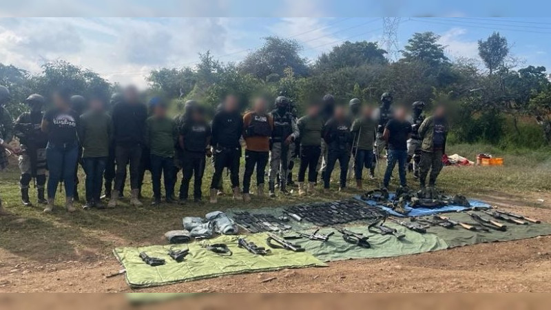 Cae célula criminal con 14 armas, granadas y vehículos, en Uruapan, Michoacán 