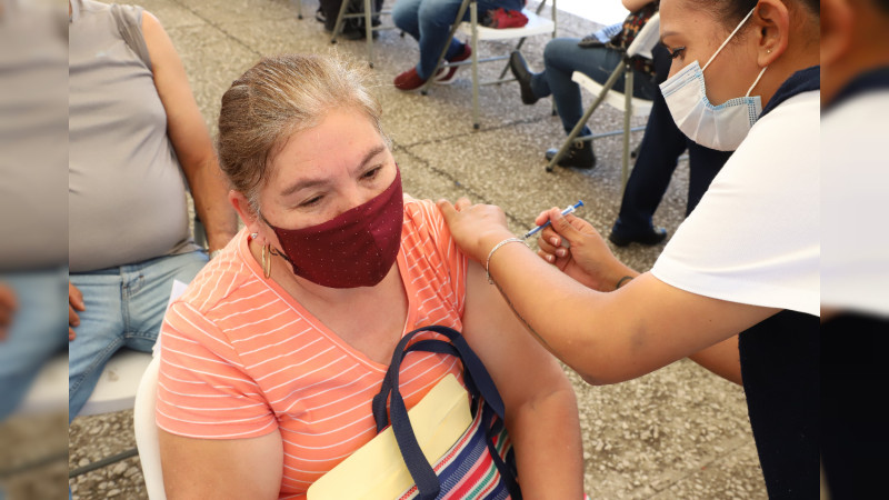 En Michoacán, aplican más de 92 mil dosis anti COVID-19 en el periodo invernal 2023-2024 